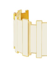 Bracelet en ton doré avec des segments rectangulaires alternant le blanc mat et l'or poli, créant un design géométrique audacieux.