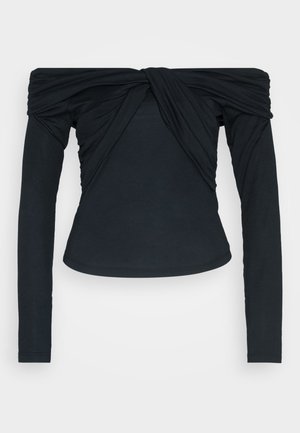 Černý top bez ramínek s dlouhými rukávy, s nařasením na hrudi a přiléhavým střihem. Vyrobeno z měkkého, elastického materiálu.