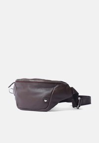 Marsupio in pelle marrone con tasca frontale con zip, texture liscia, tracolla regolabile e accessori in argento. Design compatto e minimalista.