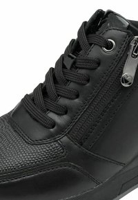 Baskets montantes noires en cuir avec des panneaux texturés, des lacets ronds et une fermeture éclair sur le côté. Présente des accents brillants et une semelle en caoutchouc durable.