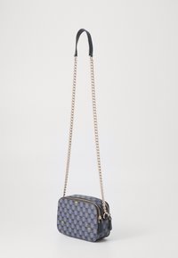 Borsa a tracolla rettangolare in blu navy con motivo geometrico, manico a catena dorata e dettagli in pelle nera. Chiusura con zip nella parte superiore.
