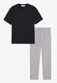 Sort bomulds T-shirt med korte ærmer, parret med letvægts, stribede pyjamasbukser med elastisk talje og snøre.