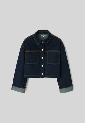 Veste en jean coupée de couleur bleu foncé avec des boutons dorés, deux poches poitrine et des accents de poignet bleu clair contrastants. Design classique avec un col.