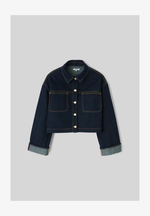 Veste en jean coupée de couleur bleu foncé avec des boutons dorés, deux poches poitrine et des accents de poignet bleu clair contrastants. Design classique avec un col.
