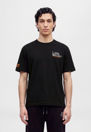 L/AB c/o Off-White, ACTIVE TAPE TEE - Тениска с щампа - black