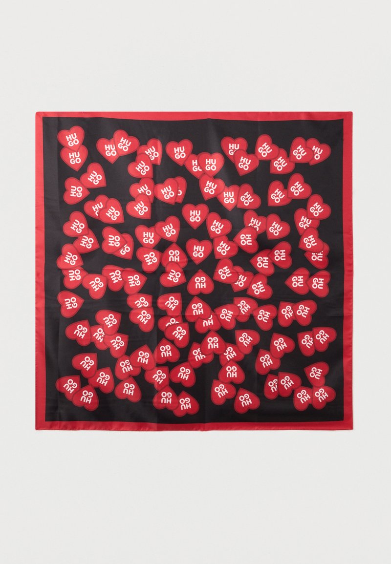 Selyemsál fekete háttérrel, piros szívekkel, fehér "HUGO" felirattal. Piros szegéllyel díszítve.