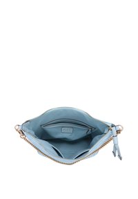 Borsa a tracolla in pelle azzurro chiaro con chiusura a zip, dettaglio in catena e tasche interne. Texture liscia e design minimalista.