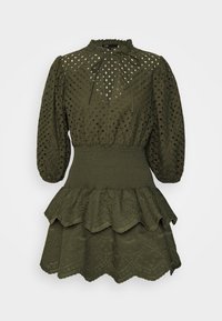 Robe en œillet vert olive avec manches bouffantes 3/4, col montant avec lien, taille smockée et jupe à ourlet superposé festonné.