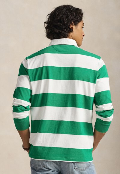 Zöld-fehér csíkos hosszú ujjú galléros póló bordázott mandzsettákkal, puha pamut keverékből készült, egyenes alsó szegéllyel.