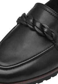Zwarte leren loafers met een gevlochten banddetail, een gladde textuur, een ronde neus en subtiele stiksels langs de randen.