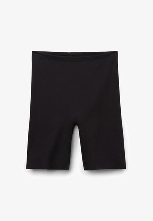 Schwarze knielange, dehnbare Shorts mit figurbetontem Design und ohne sichtbare Logos oder Muster.