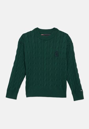 Sweater verde em malha canelada com gola e punhos canelados. Apresenta um pequeno logótipo bordado no peito. Textura suave, design clássico.