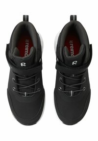Zwarte sportieve schoenen met een glad bovenwerk, ronde neus, grijze accenten, veters en een klittenbandsluiting. Rubberen zool met een contrasterende witte rand.