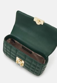 MICHAEL Michael Kors TRIBECA CHAIN - Kézitáska - bosco