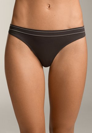 Čierne bikiny s kontrastnými bielymi pruhmi okolo pásu. Vyrobené z hladkého, elastického materiálu s minimalistickým dizajnom.