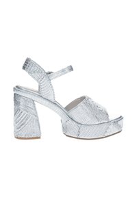 Sandali platform argentati con un design intrecciato testurizzato, dotati di una larga fascia sopra il piede e di un tacco grosso per il supporto.