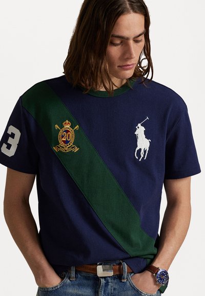 Polo Ralph Lauren CUSTOM SLIM FIT 20TH ANNIVERSARY T-SHIRT - Marškinėliai su spaudiniu - newport navy/vintage pine