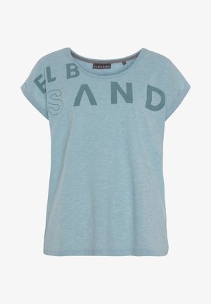 T-shirt bleu clair à manches courtes avec une coupe décontractée, présentant un texte graphique audacieux "ELBSAND" en styles et tailles variés sur le devant.