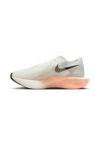 Lekki but biegowy z białej siateczki z czarnym znakiem Nike, różową podeszwą środkową, teksturowanym cholewką i zakrzywioną białą podeszwą.
