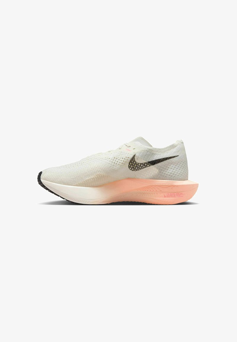 Baskets de course légères en maille blanche avec un swoosh Nike noir, une semelle intermédiaire rose, une tige texturée et une semelle extérieure blanche incurvée.