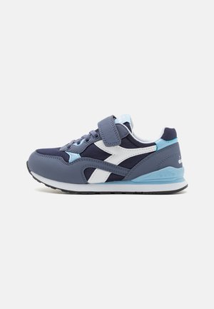 Scarpa da ginnastica blu navy e azzurro chiaro realizzata con un mix di materiali in rete e sintetici, con cinturino in Velcro e logo bianco in evidenza sul lato.