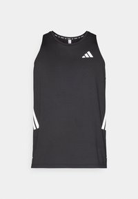 Camiseta deportiva sin mangas negra con acentos de tres rayas blancas en los costados y un logo blanco en la parte superior izquierda. Hecha de material ligero y transpirable.