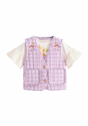 Rozā šķērsota veste ar ziedu izšuvumiem priekšpusē, aprīkota ar divām kabatām un koka pogām. Valkāta virs krēmkrāsas krekla ar frillēm uz piedurknēm.