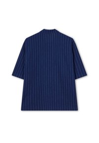 Námořnická košile s krátkým rukávem má vertikální bílé pruhy, mandarínský límeček a rovný střih, je vyrobena z hladké látky.