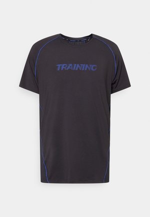 Sort trænings-T-shirt med korte ærmer, blå syningsdetaljer og ordet "TRAINING" trykt i blåt henover brystet.