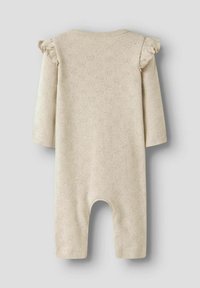 Rompers pour bébé couleur beige clair en tissu tricoté texturé, avec des manches courtes à volants et une fermeture à pression au dos. Design avec pieds ouverts.