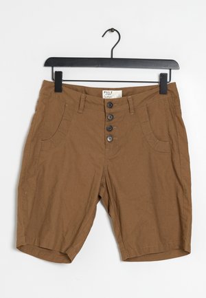 Pantalones cortos marrones hasta la rodilla con cuatro botones delanteros y bolsillos laterales colgados en una percha negra.