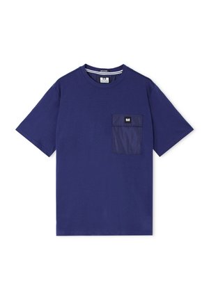 Navyblå kortærmet T-shirt med rund hals og en struktureret brystlomme med et lille sort-hvidt logo-patch.