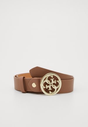 Ceinture en cuir marron avec une boucle ronde dorée présentant un logo Guess entrelacé, affichée enroulée sur un fond blanc.