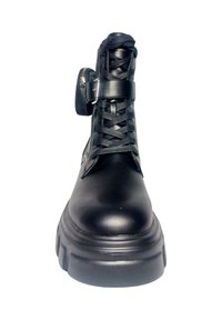 Bottine en cuir noir avec lacets plats, détail boucle et semelle épaisse. Texture lisse et finition brillante mettent en valeur le design.