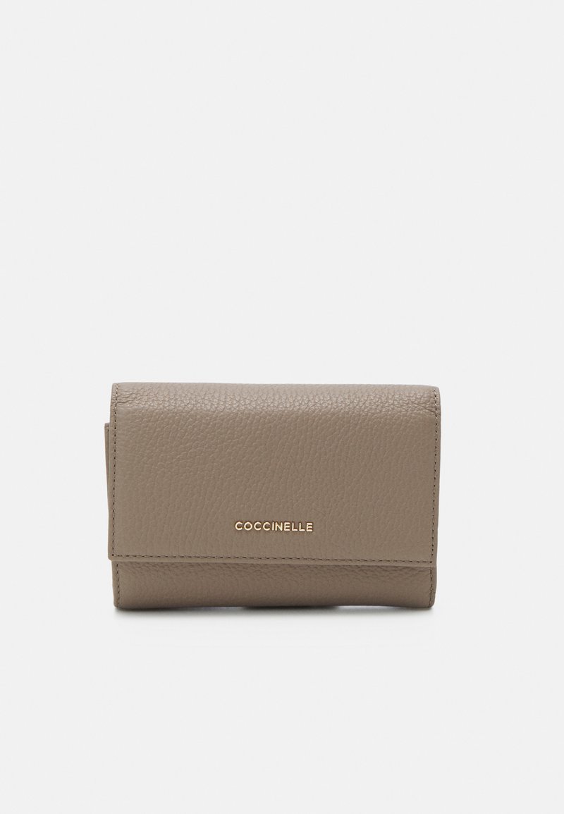 Lederbörse in hellem Taupe mit strukturierten Oberflächen. Mit goldenem Logo und Klappdesign, kompakte Größe für die Aufbewahrung.