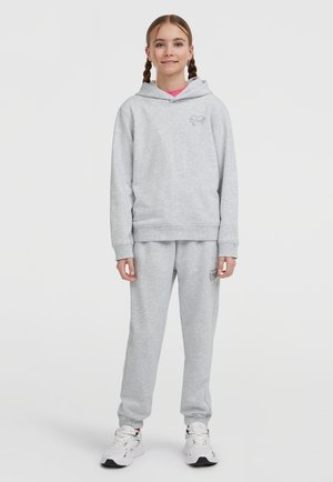 Szara bluza z kapturem z przednią kieszenią i haftowanym logo serca, zestawiona z dopasowanymi szarymi spodniami dresowymi, wykonanymi z mieszanki bawełny.