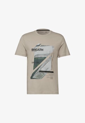 Camiseta beige de manga corta con estampado arquitectónico geométrico y texto que incluye "BREATH," "SKY-LINE," y coordenadas en la parte delantera.