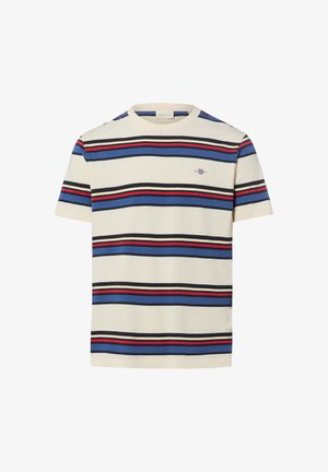 Beige T-shirt met korte mouwen met horizontale strepen in blauw, zwart, rood en een klein geborduurd schildlogo op de borst.