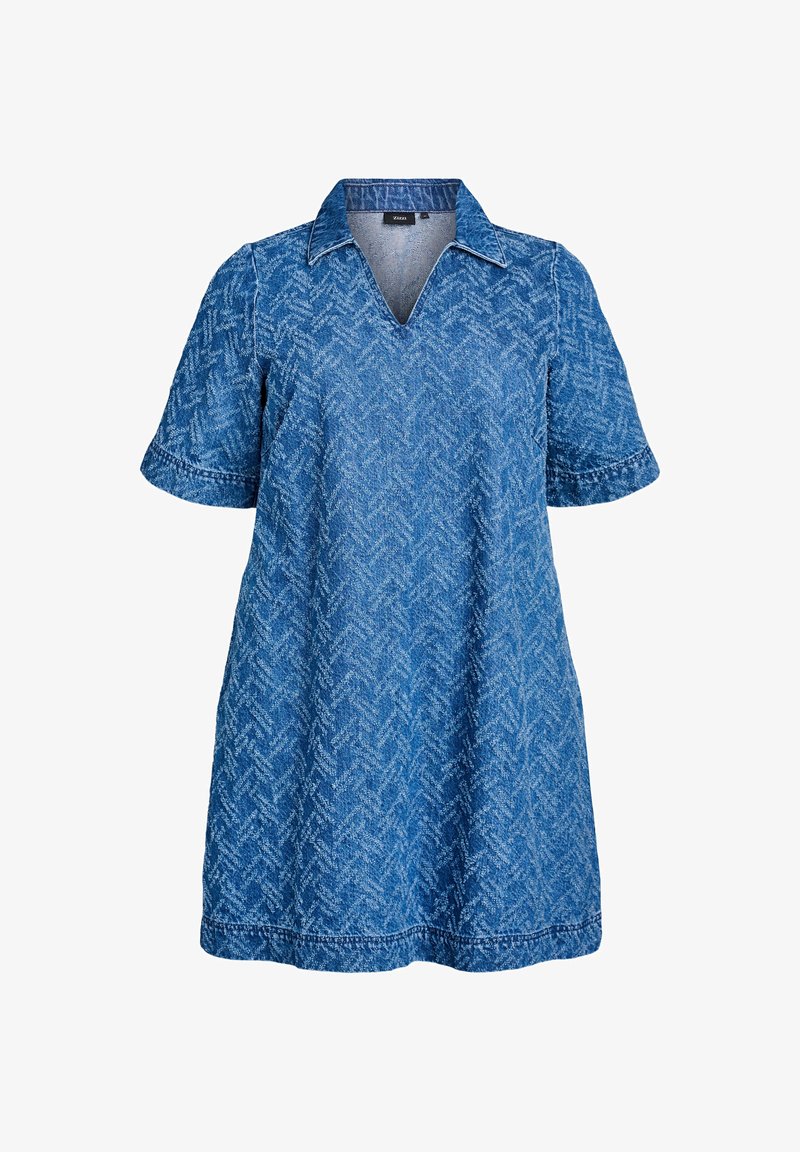 Robe en denim avec un col en V, des manches courtes et un motif en chevron texturé dans différentes nuances de bleu. Dispose d'un col structuré.