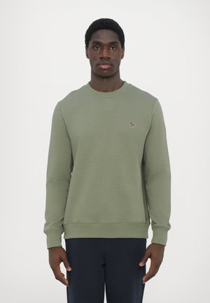 Olijfgroene sweatshirt van zachte stof, met een ronde halslijn en lange mouwen. Bevat een klein geborduurd ontwerp op de borst.