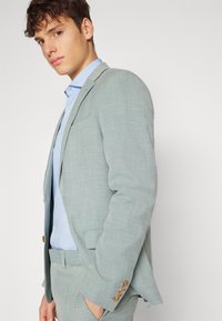 Isaac Dewhirst THE FASHION SUIT MODERN FIT SET - Κοστούμι - sage