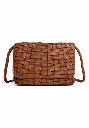 Rjava usnjena torbica čez ramo z vzorcem iz tkanega teksturiranega usnja in z zaskočno preklopno zaponko, s tankim trakom za ramo.