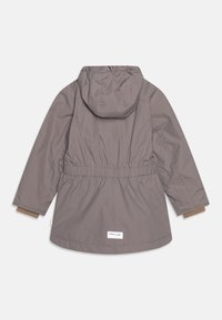 Grau, leichte Jacke mit Kapuze, elastischem Bund und langen Ärmeln. Sie hat eine glatte Textur und ein kleines Etikett am Saum.