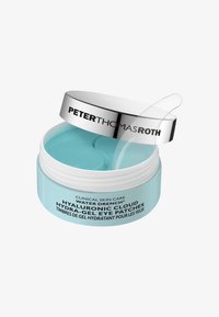 Helles blaues Glas mit einem silbernen Deckel, das Gel-Augenpflaster enthält. Das Etikett enthält "Peter Thomas Roth" und "Hyaluronic Cloud" in schwarzem Text.