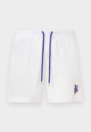 Beli kopalni kratki hlače z modrim vrvico in majhnim vezenim motivom želvice na levi nogi.