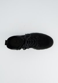 Botte de cheville en suede noir avec un bout rond, un laçage à l'avant et une doublure intérieure douce. Elle dispose d'une languette à l'arrière et d'une semelle texturée.