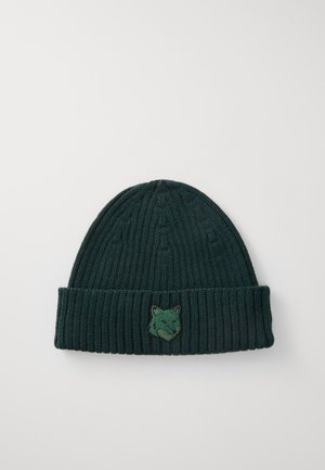 Strikket grøn hue med ribbet tekstur. Har en ombukket kant og et broderet rævhovede-logo fortil.