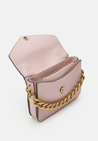 Borsa in pelle rosa con tracolla a catena dorata, chiusura a scatto magnetico e due scomparti interni. Presenta una texture liscia e bordi arrotondati.