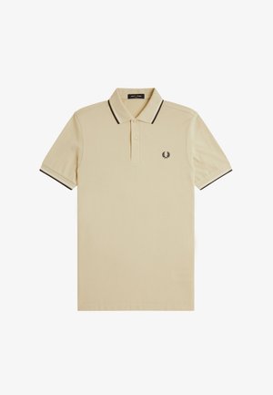 Polo beige a maniche corte con colletto e maniche con bordo nero, abbottonatura a due bottoni e piccolo logo corona d'alloro nero sul petto.