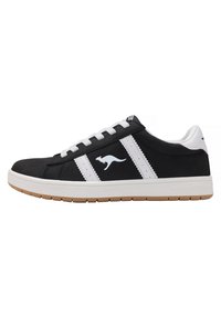 Schwarze Sneakers mit weißen Streifen, aus synthetischem Material, mit einer Gummisohle und einem Känguru-Logo auf der Seite.
